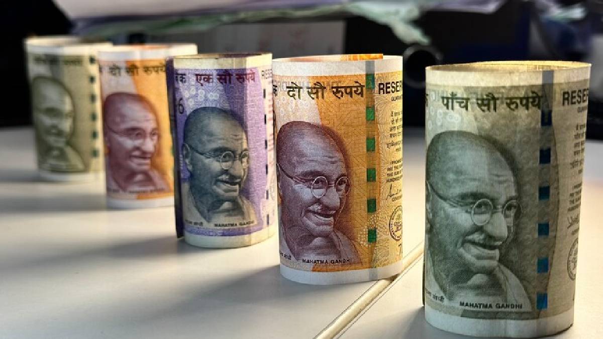 Rupee Falls 18 Paise to 95.34 Against Dollar Despite Lower Crude Oil Prices