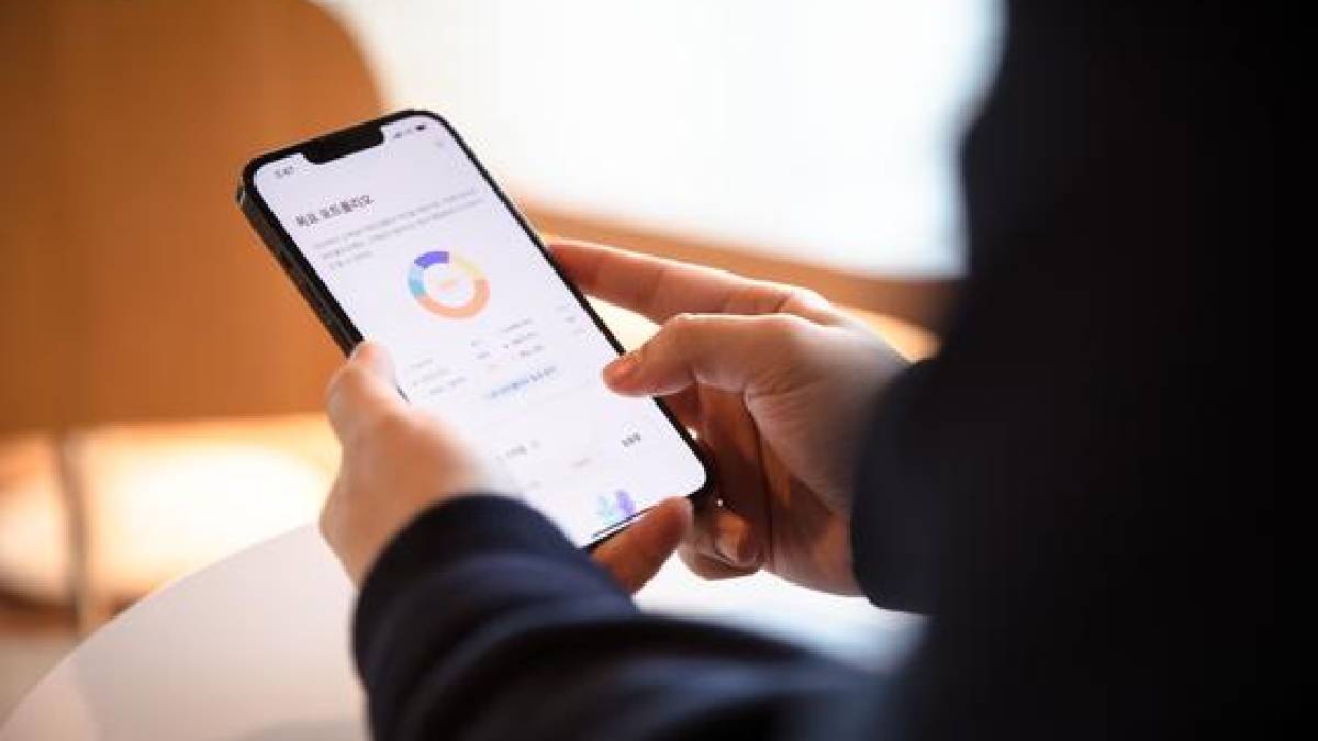 Person using a robo-advisor investment app Person using a robo-advisor investment app